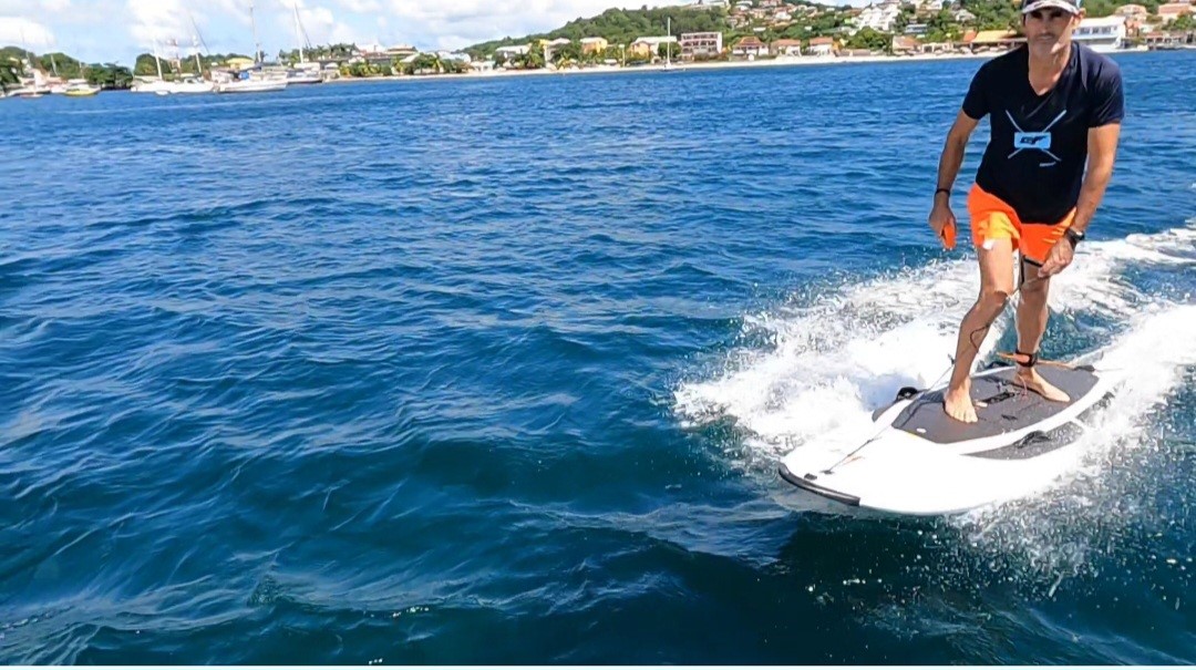 william sur une planche de esurf eboard jetsurf jetboard surf board planche electrique